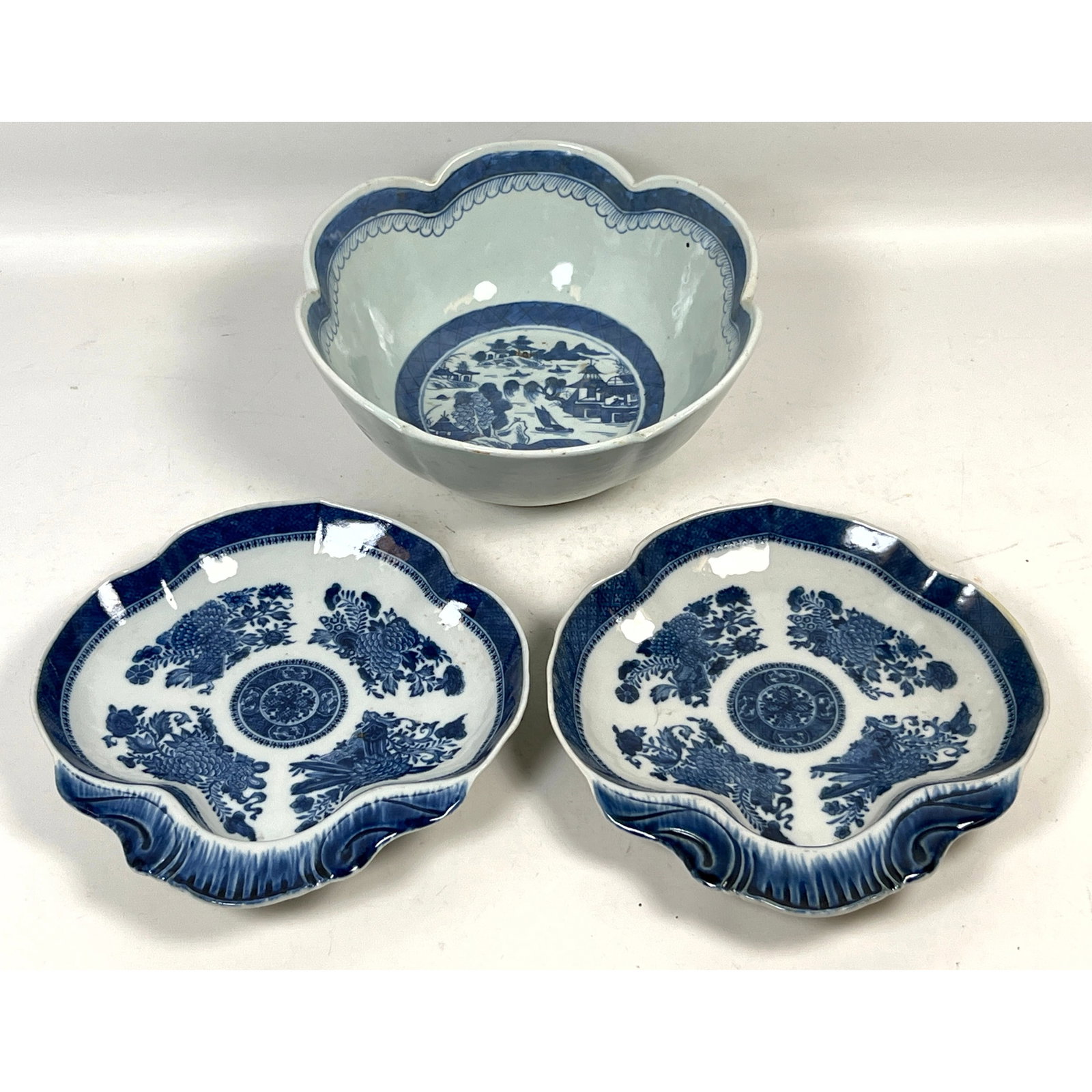 3pc 19th Century Chinese Canton Export Blue and White Porcelain Bowl and Shell Dishes: 3pc 19th Century Chinese Canton Export Blue and White Porcelain Bowl and Shell Dishes Dimensions: Height: 4.5 inches, Width: 10.5 inches, Depth: 10.5 inches. ---