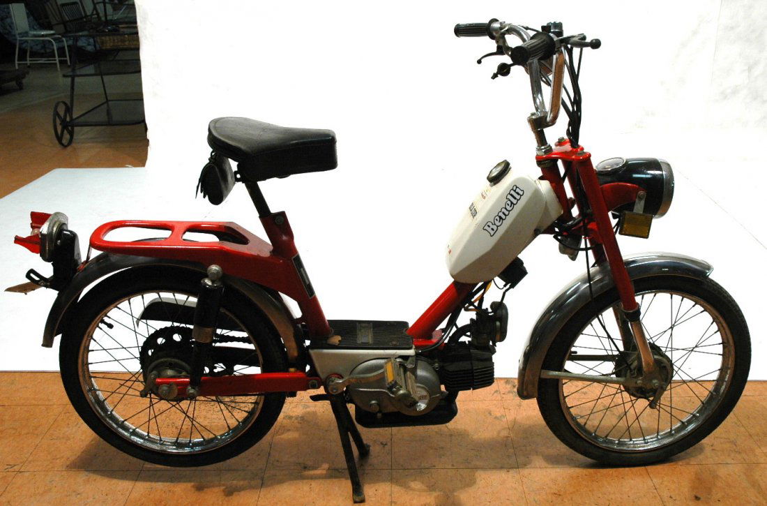 1977 Benelli Blazer Italian Scooter Bike. Moped Mo-Ped: Benelli Blazer Italian Scooter Bike. Appears to be all original. Moped. 1980 license plate. 1273 miles.-- Dimensions: H: 42.25 inches ---