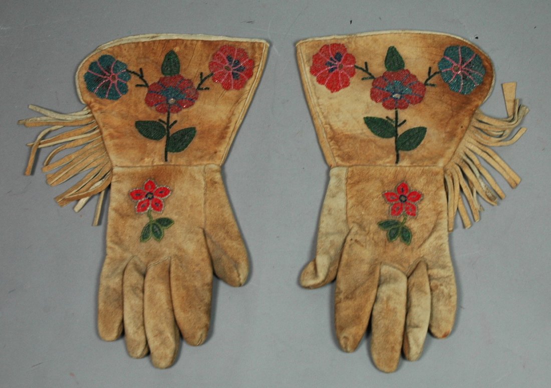 Pair Vintage Beaded Leather Riding Gloves. Floral: Pair Vintage Beaded Leather Riding Gloves. Floral decoration.-- Dimensions: H: 14.5 inches: W: 8.5 inches --- US Shipping charge: $14