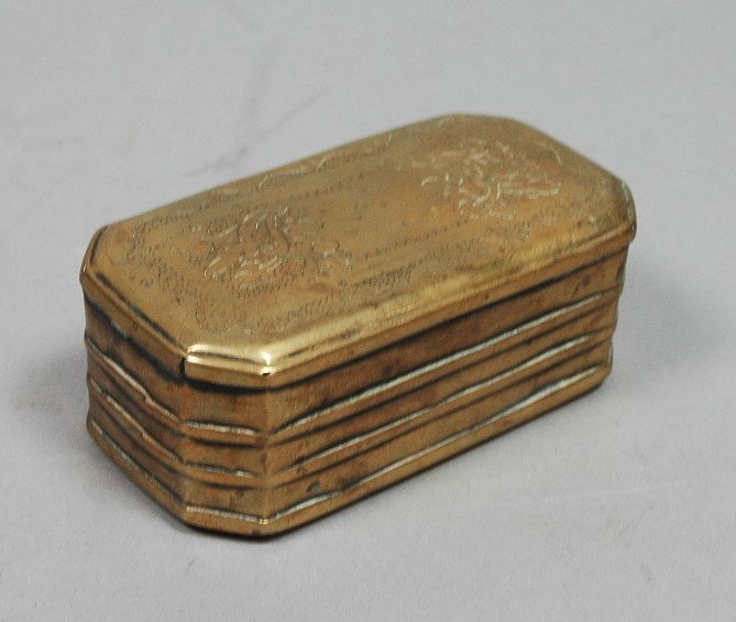 Large Antique Snuff Box. Probably 18th Century.: Large Antique Snuff Box. Probably 18th Century.-- Dimensions: H: 1.5 inches: W: 4 inches --- US Shipping charge: $14