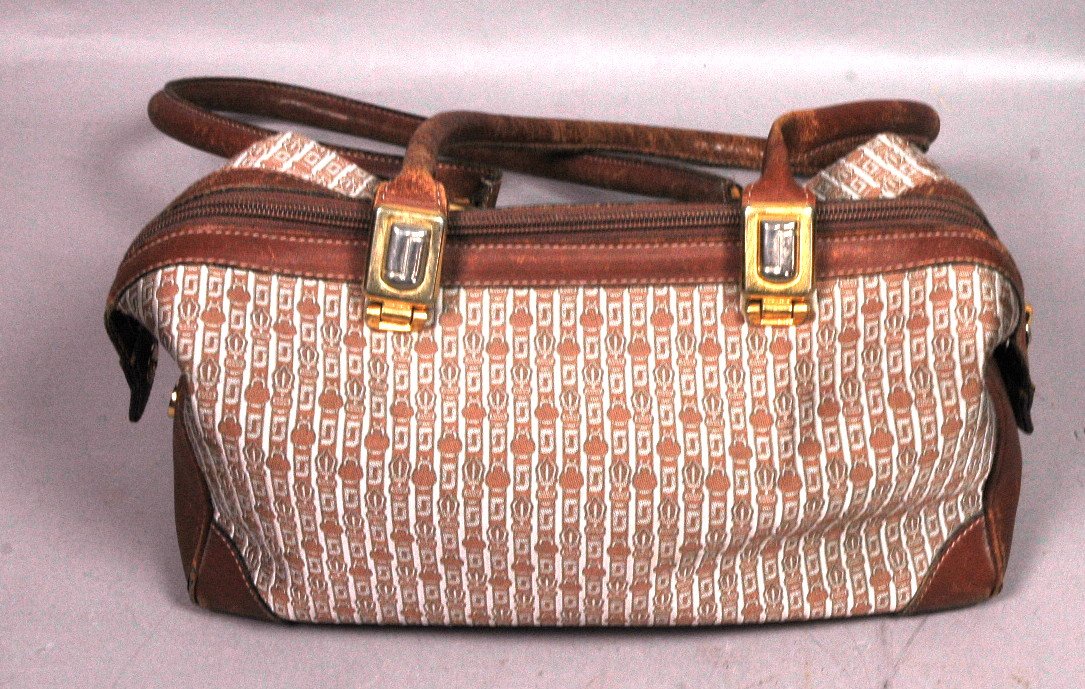 Judith Leiber Purse Handbag. Made in Spain.: Judith Leiber Purse Handbag. Made in Spain. -- Dimensions: H: 5.5 inches: W: 11 inches --- US Shipping charge: $28