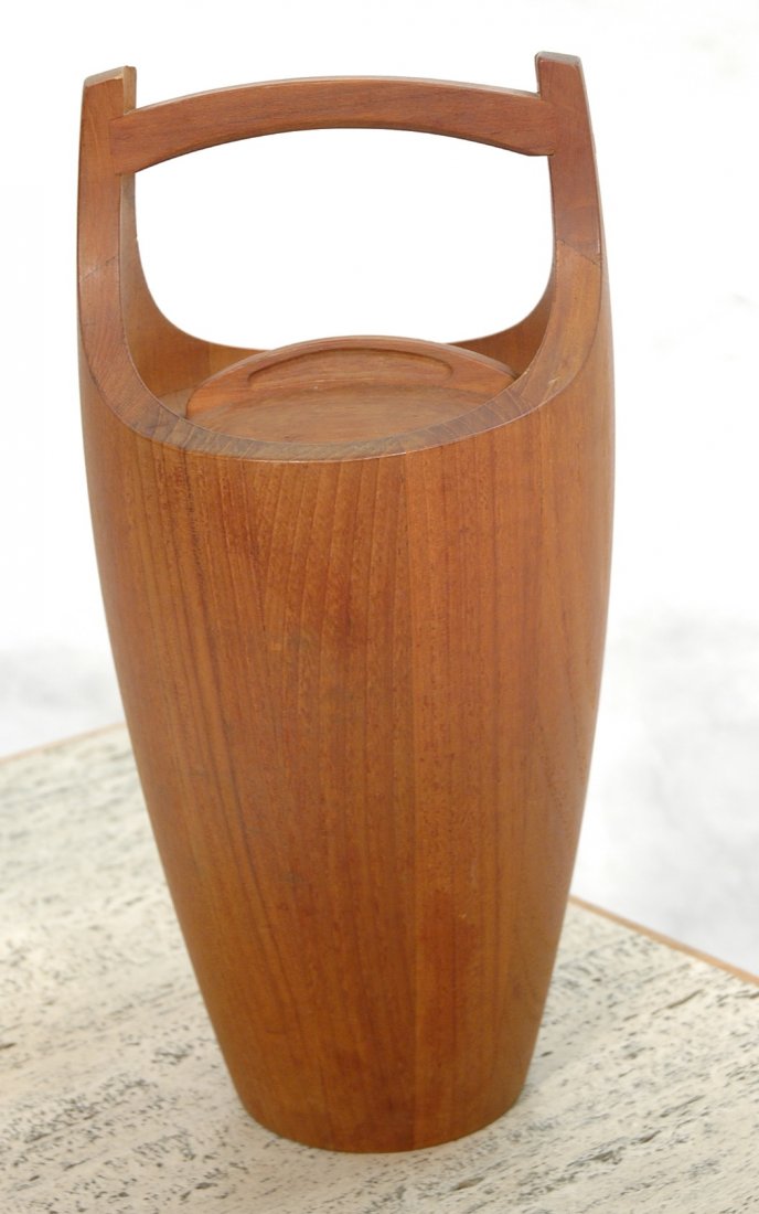 Jens Quistgaard Dansk Ice Bucket. Danish Teak.: Jens Quistgaard Dansk Ice Bucket. Danish Teak. -- Dimensions: H: 15 inches: W: 8 inches: D: 8 inches --- US Shipping charge: $28