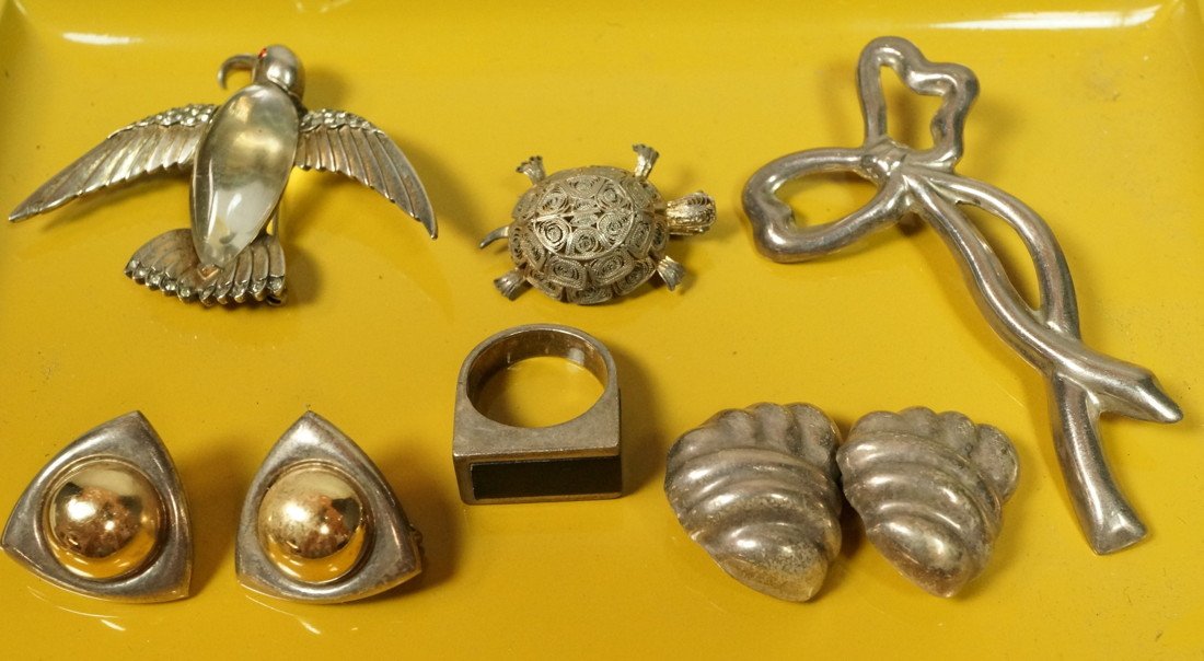 Sterling Jewelry Lot inc. TRIFARI Sterling Jelly Belly: Sterling Jewelry. TRIFARI Sterling Jelly Belly Bird Pin. Silver filigree turtle pin. Sterling bow pin. Sterling "knot" earrings. Sterling triangle earrings with brass domes. Sterl Onyx Ring-- Dimensio
