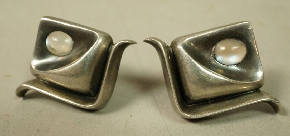 Sterling Moonstone Mexican ANTONIO PINEDA Earring: Sterling Moonstone Mexican ANTONIO PINEDA Earrings. Stylish Modernist design. Screw back earrings. Marked. -- Dimensions: H: 1 inches--- Weight: .64 Troy ozs. ---- --- US Shipping charge: $9