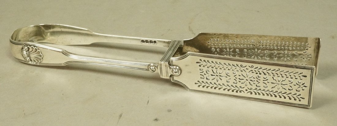 Sterling Hallmarked Pierced Flat Tongs. Shell rel: Sterling Hallmarked Pierced Flat Tongs. Shell relief detail. Hallmarked-- Dimensions: : W: 2 inches: L: 10.5 inches--- Weight: 8.27 Troy ozs. ---- --- US Shipping charge: $9
