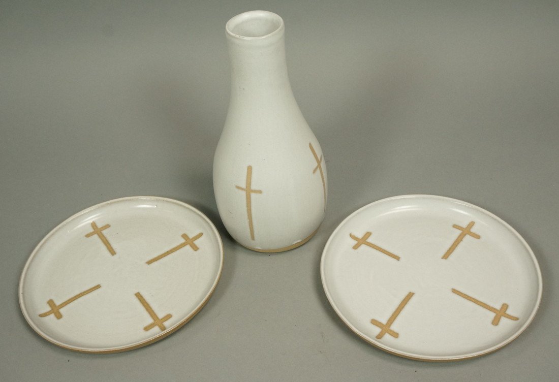 3pcs American MARSHALL STUDIOS Crosses Pattern. S: 3pcs American MARSHALL STUDIOS Crosses Pattern. Studio Pottery Lot. Tall Vase. Two Plates. All marked-- Dimensions: H: 9.75 inches: W: 4.75 inches --- US Shipping charge: $35
