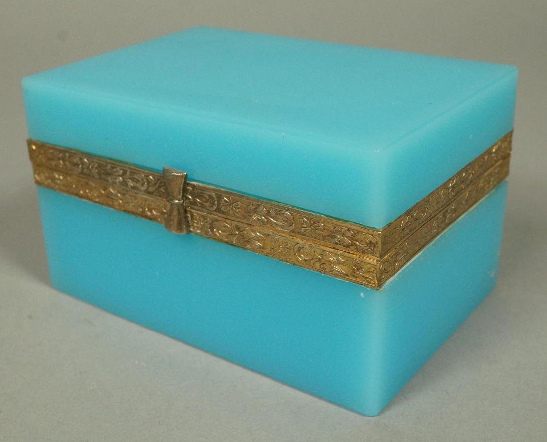 CENEDESE style TURQUOISE BLUE GLASS BOX. Hinged m: CENEDESE style TURQUOISE BLUE GLASS BOX. Hinged metal band. Italy Murano. Not marked.-- Dimensions: H: 3 inches: W: 5 inches: D: 3 inches --- US Shipping charge: $35
