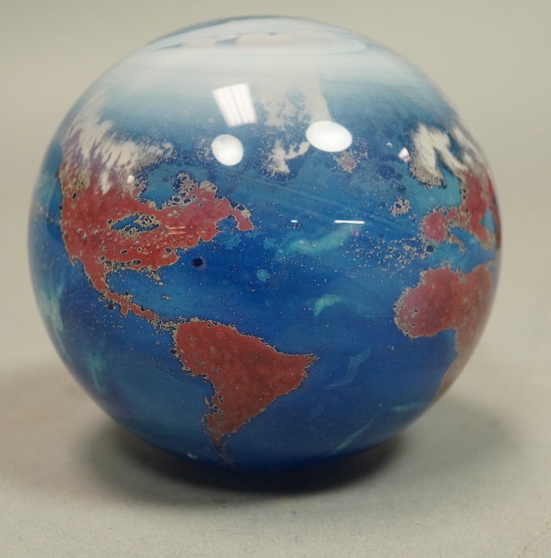 LUNDBERG STUDIOS Art Glass World Globe Paperweigh: LUNDBERG STUDIOS Art Glass World Globe Paperweight. Signed. 1990. -- Dimensions: H: 2.5 inches --- US Shipping charge: $20