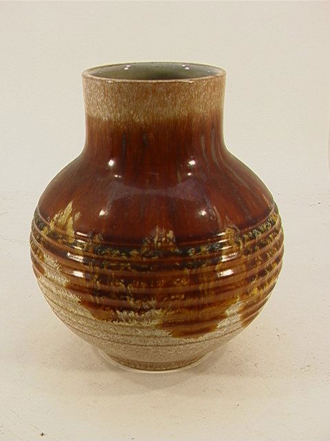 RAYMOR Brown Tan Ribbed Art Pottery VASE ITALY. P: RAYMOR Brown Tan Ribbed Art Pottery VASE ITALY. Paper label. Dimensions: H: 8.5 inches: W: 7 inches Condition: Excellent condition US Shipping charge: $12