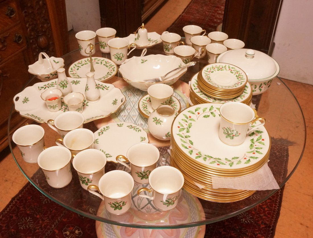 LENOX Holiday Dishes China. Set incl 16 dinner plates (1 of 10)