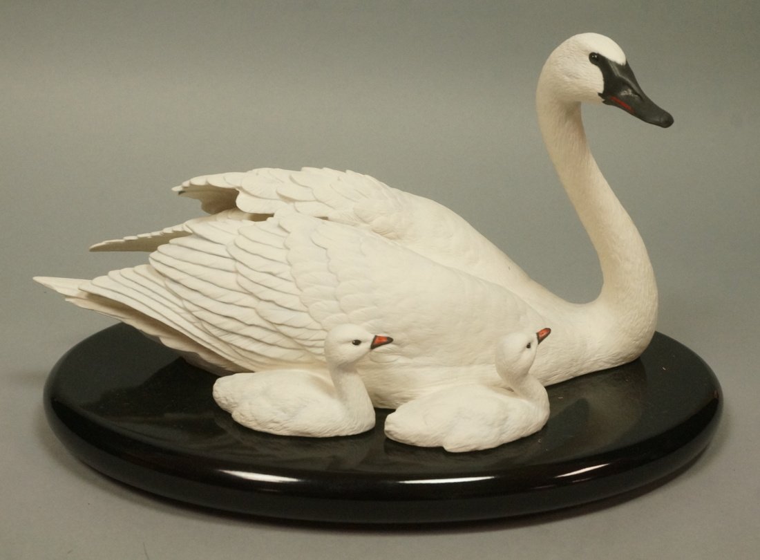 FRANKLIN MINT Porcelain Swan with Babies. Figure (1 of 5)
