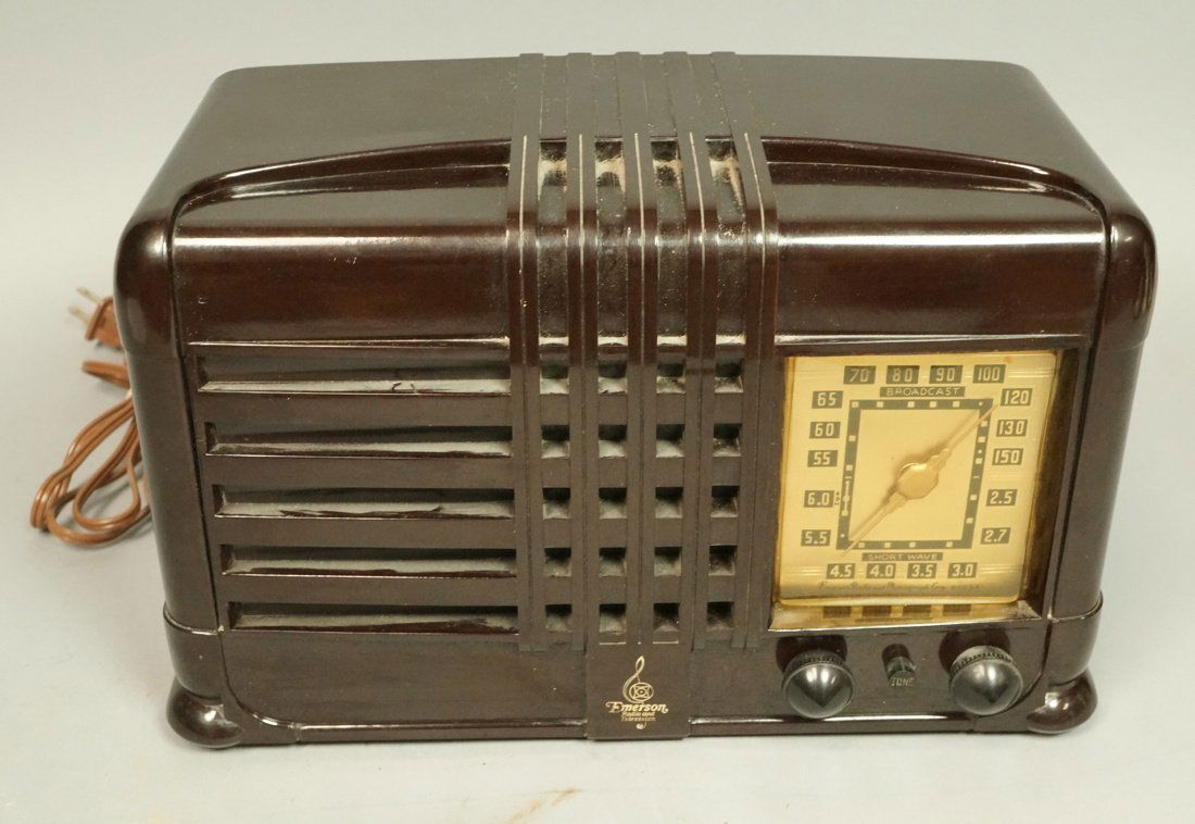 Vintage Emerson Bakelite Radio. (1 of 9)