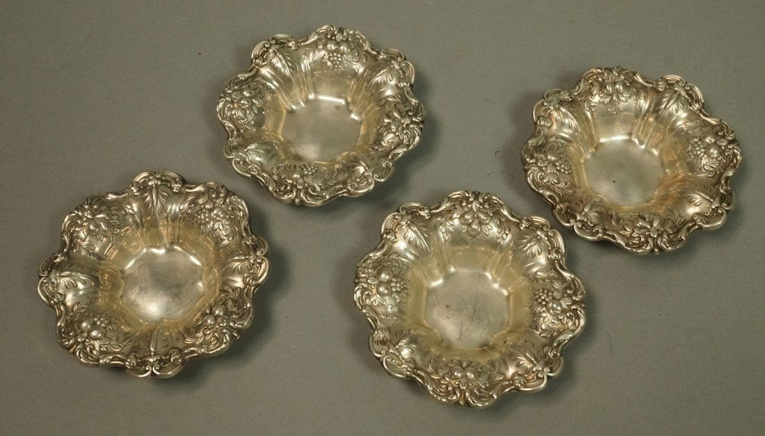 Set 4 REED & BARTON Sterling FRANCIS I Fancy Salt: Set 4 REED & BARTON Sterling FRANCIS I Fancy Salts. Fancy repousse floral rim. Marked: X569. -- Dimensions: H: .5 inches: W: 3.5 inches: D: 3.5 inches--- Weight: 6.78 Troy ozs. ---- --- US Shipping ch
