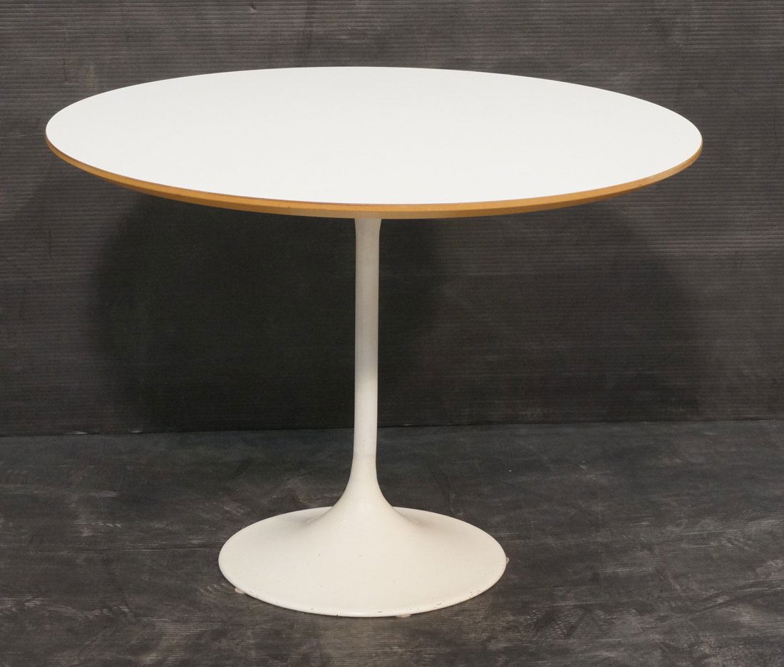 EERO SAARINEN Round Tulip Side Table. White lamin (1 of 7)