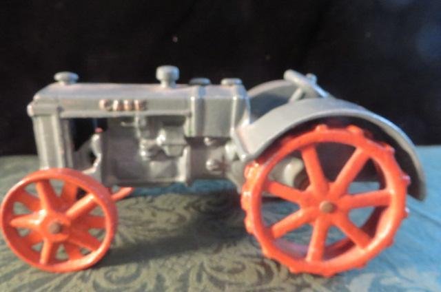Cast iron vintage case tractor (1 of 4)
