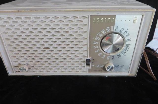 Vintage Zenith Radio (1 of 8)