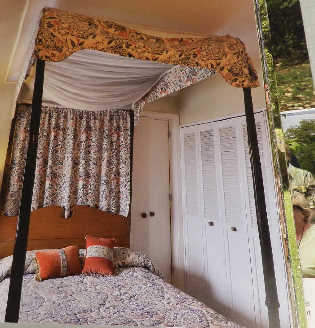 Mahogany Four Poster Bed: A mahogany four poster bed, the foot with carved columns and partially of 18th C. origin, linens not included, w. 52" x l. 73". Un lit baldaquin en bois d'acajou, avec des colonnes sculptées, partiel