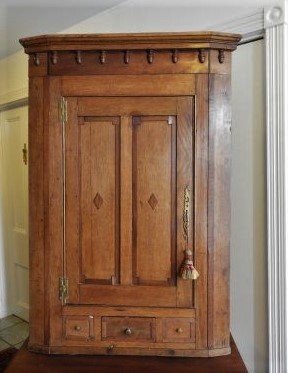 MID-19TH C. OAK CORNER CABINET (1 of 5)