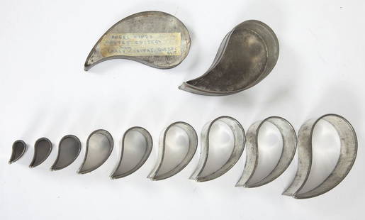 RARE TIN COOKIE CUTTERS / ENSEMBLE EMPORTE-PIÈCES: A rare set of graduated tin cookie cutters in the shape of angel wings. Found by Nettie Sharpe in a Quebec City convent, 19th century. H: 1.5"; L: 4.5". // Ensemble rare