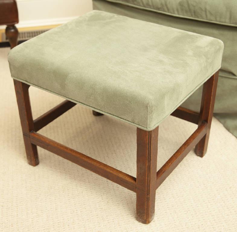 ENGLISH CHIPPENDALE FOOTSTOOL / APPUI-PIEDS (1 of 1)