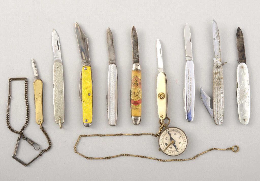 VARIOUS VINTAGE POCKET KNIVES: Nine various vintage pocket knives along with a vintage compass. One relating to the Coronation of QEII.