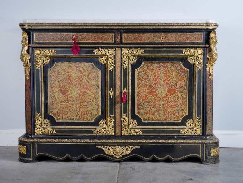 VERY GOOD BELLE EPOQUE BOULLE STYLE CREDENZA: A very good 'Belle Epoque' Boulle style marble topped credenza, showing a white marble top above a pair of red-stained natural material and brass strung drawers, over a pair of similarly addressed cup