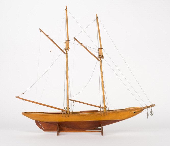 Vintage Wooden Model of The Bluenose I (1 of 19)
