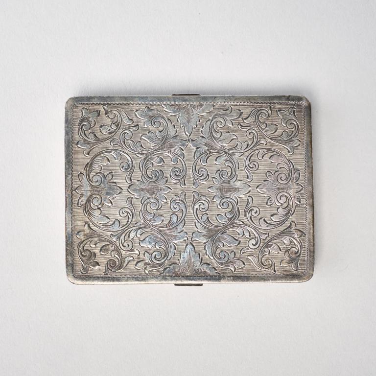SILVER CASE: A silver gilt (.935 fine) natural material case with sprung double-door and heavily engraved back, maker’s mark “LW”, weight: 73 grams. International buyers have to apply for a CITES