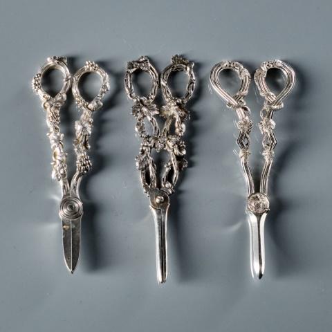 THREE PAIRS OF SILVER GRAPE SCISSORS (1 of 6)
