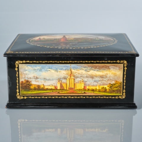 FINELY PAINTED RUSSIAN LACQUERED BOX (1 of 14)