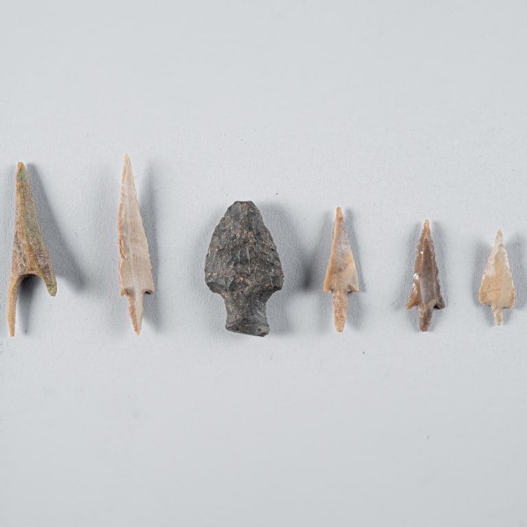 6 NEOLITHIC ARROWHEADS: 5000 - 2000 B.C., four from vicinity of Jericho, and two from Azerbaijan, appear to be made of obsidian and chert (hard rock).