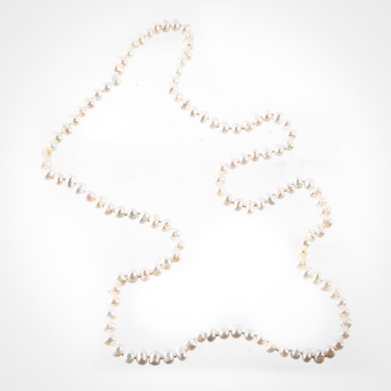 FRESHWATER PEARL NECKLACE: Each pearl measuring approximately 6mm, necklace approximately 28 inches long, total weight: 33 grams.