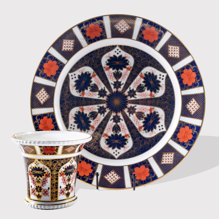 ROYAL CROWN DERBY SERVING PLATTER & VASE: The round serving platter in the Old Imari pattern 1128 (14 inches diameter), along with a vase in the same pattern (4 3/4 x 5 1/2 inches).