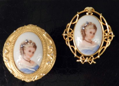 Jewellery Limoges: Contemporary hand painted brooch & pill box, gold tone