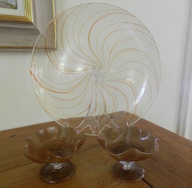 Italian art glass / Art du verre italien: Italian modern Aventurine plate and 2 low scalloped footed dishes / Assiette moderne italienne en verre Aventurine et 2 bols festonnés sur pied