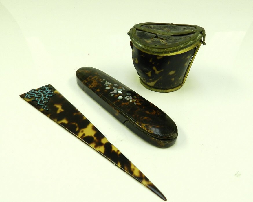 Tortoise shell: Group of Tortoise shell, miniature hat box, condition noted with some crackling, and 2 other pieces / Boîte miniature en carapace de tortue, condition notée avec de la fissuration, et 2 autres pièc