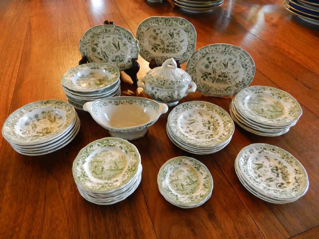 Spode: Probably Spode child part dinner service, green printed with birds, fruits and flowers / Partie d'un ensemble à dîner pour enfant, motif vert avec oiseaux, fruit et fleurs, poss. par Spode
