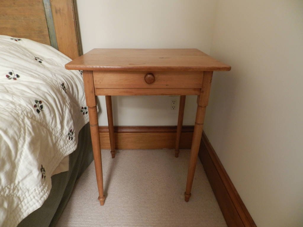 Pine night table / Table de nuit: Pine night table with 1 drawer / Table de nuit en Pin avec 1 tiroir