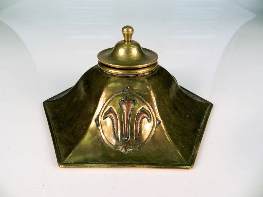 Art - Paul BEAU (1871-1949, Canadian): An octagonal ink stand with insert and cover, signed Paul Beau & Co. Montreal, excellent condition, 3 x 6 1/4 inches