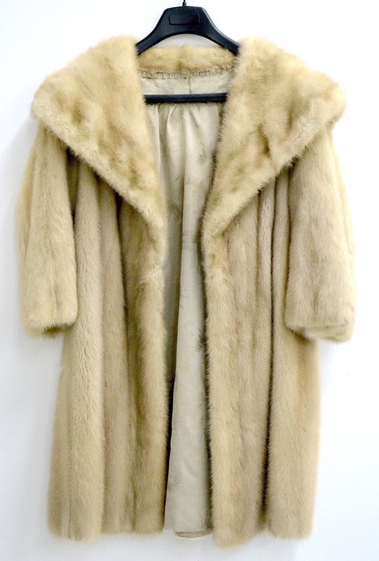 Tan 100% Mink Coat: Tan 100% Mink Coat -USED- Fits Medium to Large *Small hole on the right armpit* (Measurement: Top to bottom 35 inches) K49E9
