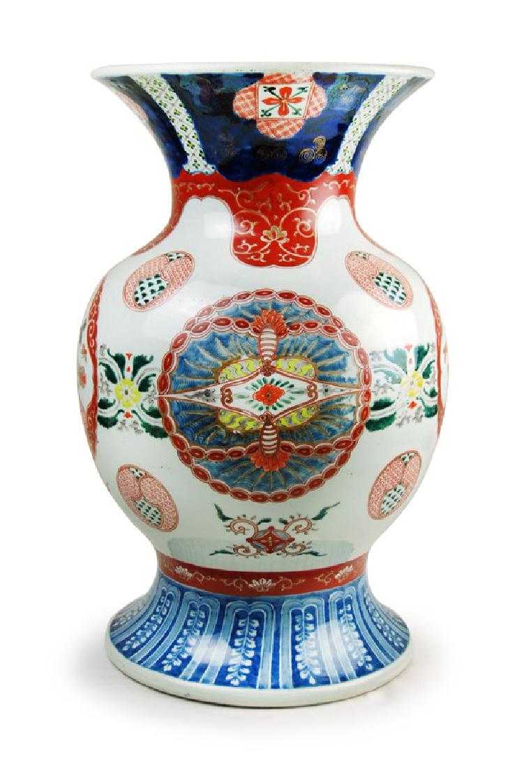 A JAPANESE IMARI VASE; EDO PERIOD (1603-1867): Japanese imari vase H:19 1/4in (48.8 cm) W:11in (27.9 cm) M:11in (27.9 cm)