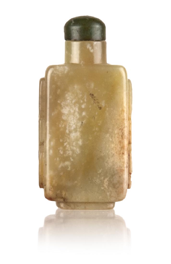 JADE CARVED DRAGON SNUFF BOTTLE, QING DYNASTY (1 of 2)