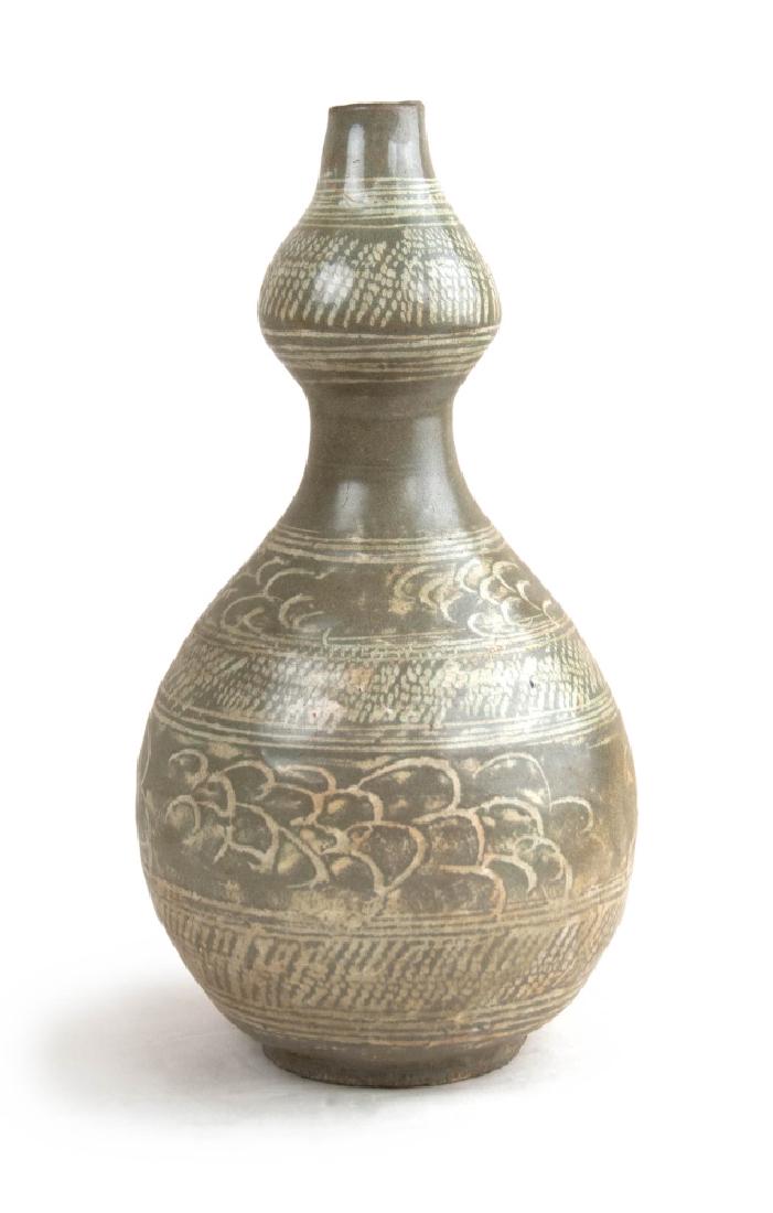 KOREAN SLIP PATTERN DOUBLE GOURD BOTTLE (1 of 2)