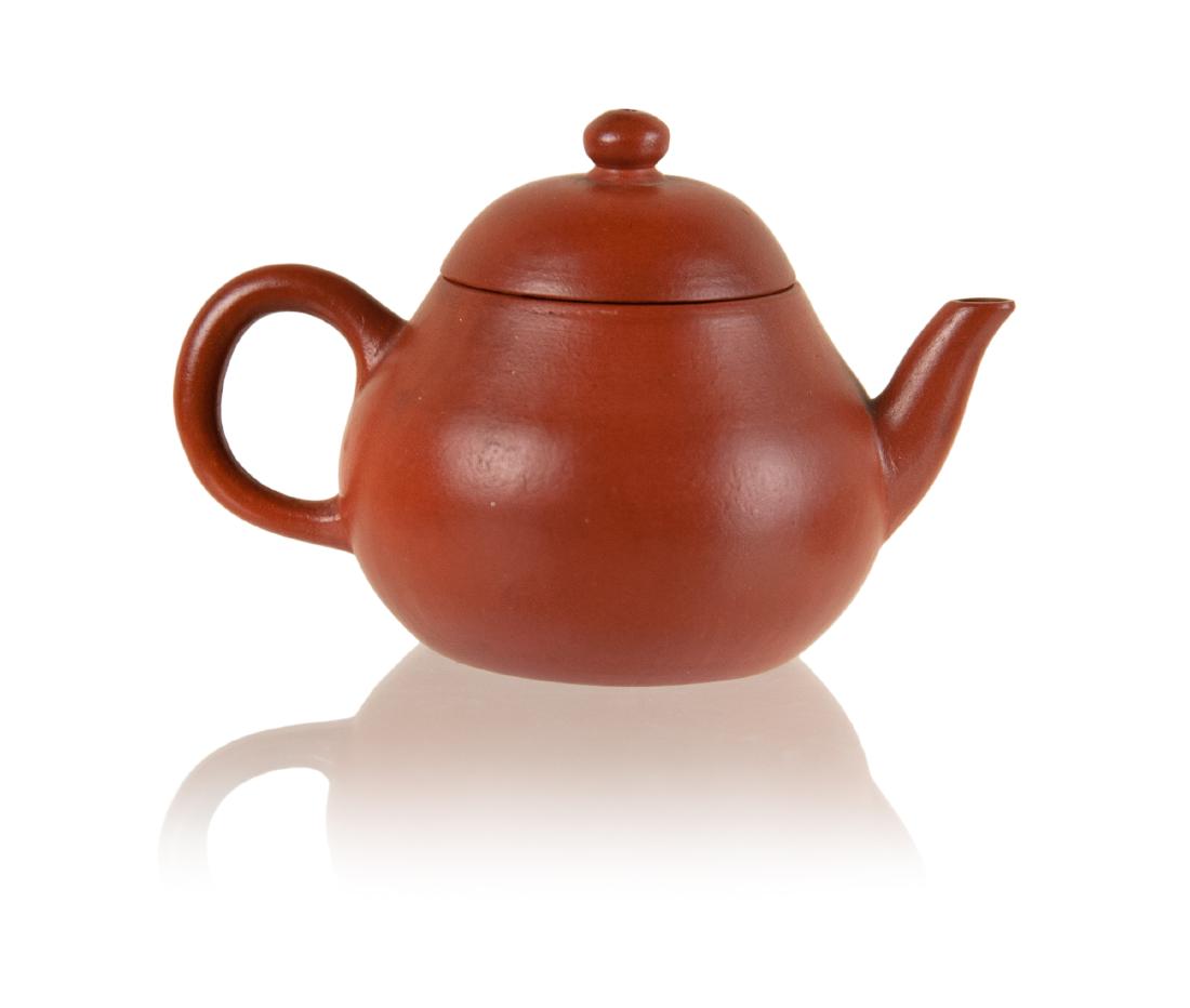 QING DYNASTY YIXING ZISHA SITING STYLE TEAPOT (1 of 3)