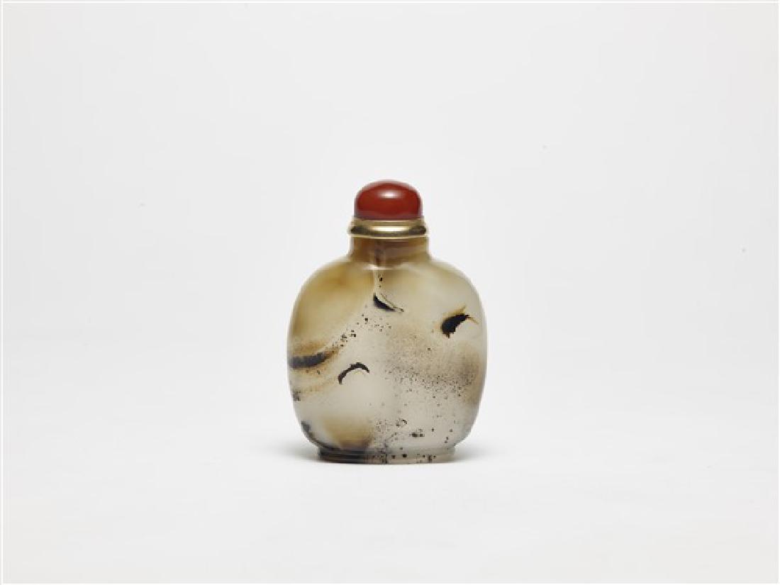 FINE REPUBLIC PERIOD AGATE SNUFF BOTTLE: An agate snuff bottle of rounded square shaped body with a short cylindrical neck of translucent brown and grey hue with feather and brush stroke inclusions. 38g H: 2 3/8in(6cm)