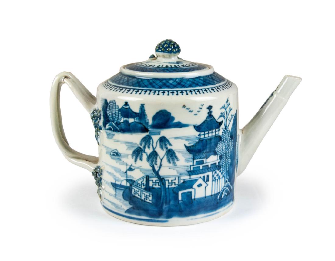 A BLUE AND WHITE PORCELAIN TEA POT AND COVER (1 of 4)