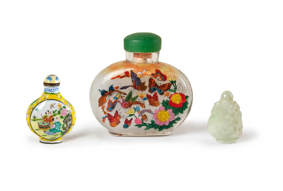 GROUP OF THREE SNUFF BOTTLES (1 of 8)