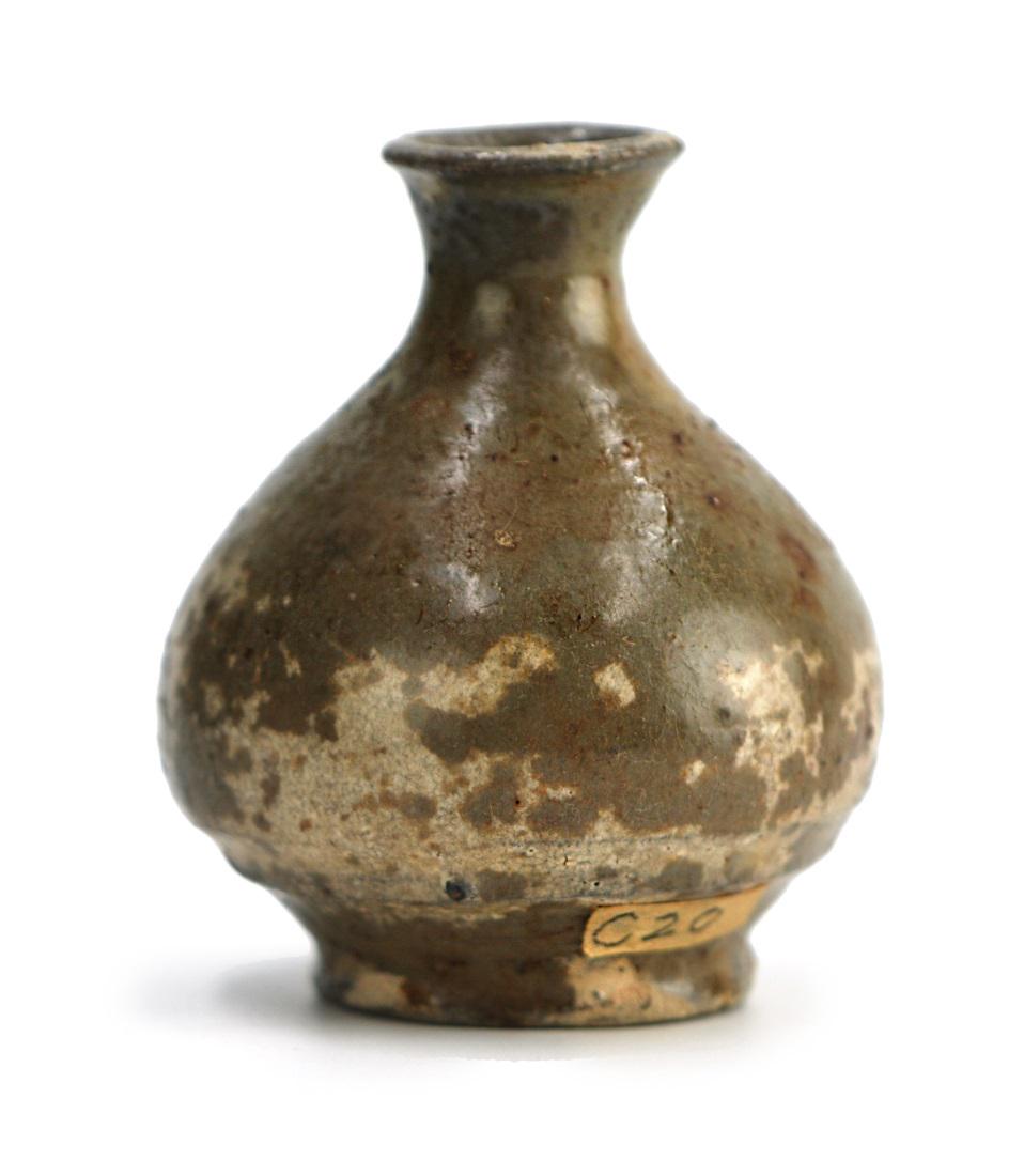 CELADON OIL VESSEL  GORYEO DYNASTY (918-1392) (1 of 2)