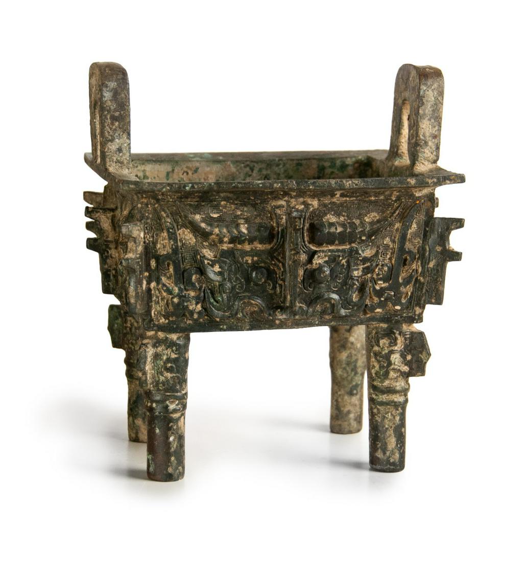 CHINESE BRONZE FOUR LEGS RITUAL VESSEL (1 of 12)