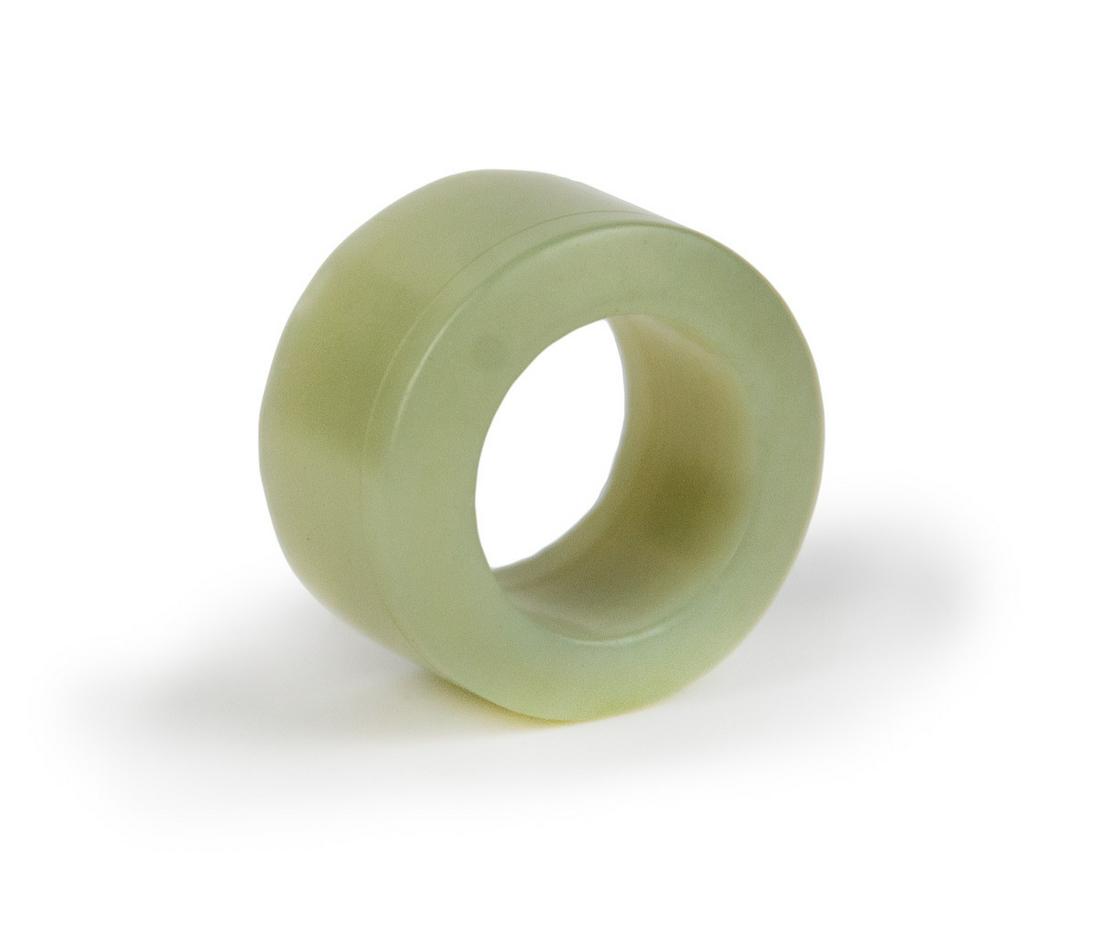 A FINE WHITE JADE CARVED THUMB RING (1 of 1)